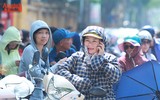 Chờ con thi, bố mẹ đợi trong nắng nóng 37 độ C